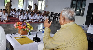 The Governor of Arunachal Pradesh Shri P.B. Acharya distributing food packets to indoor patients during his visit to the District Hospital, Tezu on 6th August2017.